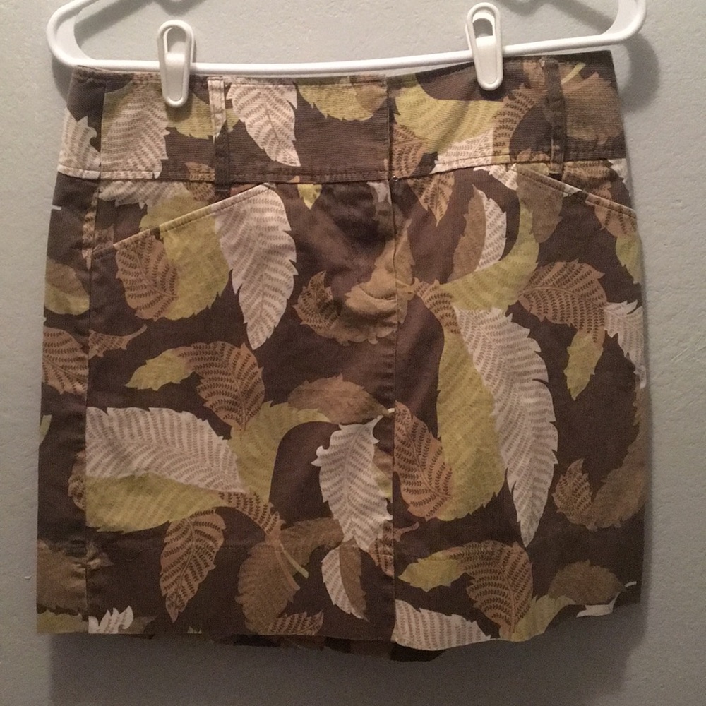 Loft skirt with zippered front and pockets.